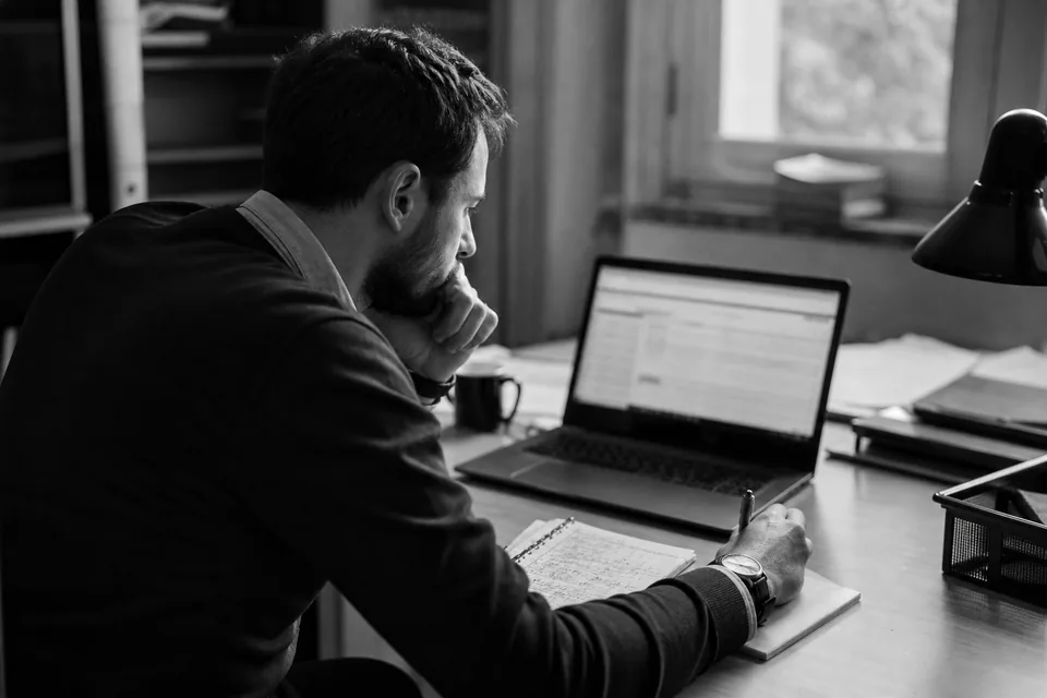 Przedsiębiorca sprawdza dane kontrahenta z rejestrów publicznych na laptopie